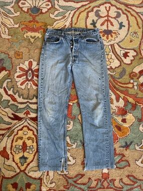 Distressed Vintage Levi’s Classic Light Blue Jeans 34